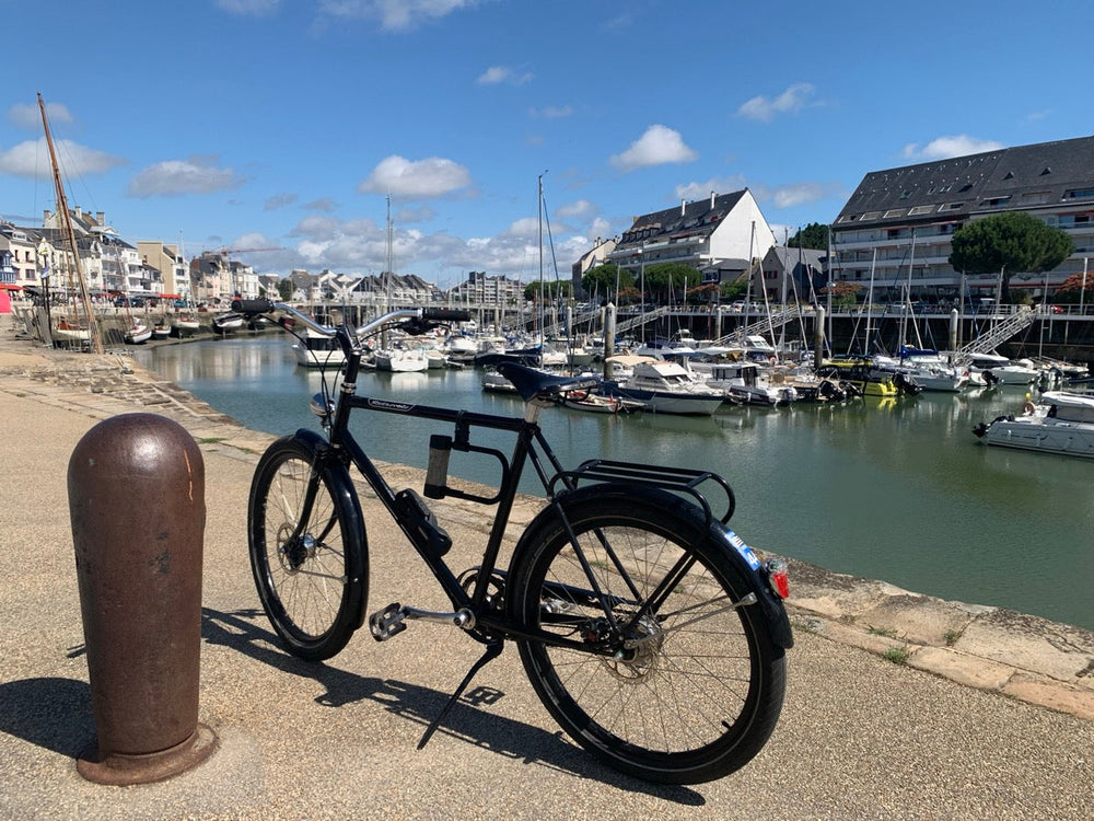 Dennis Blanc's black Retrovelo bicycle parked beside the sandy beach at La Baule, Brittany. Image: Dennis Blanc